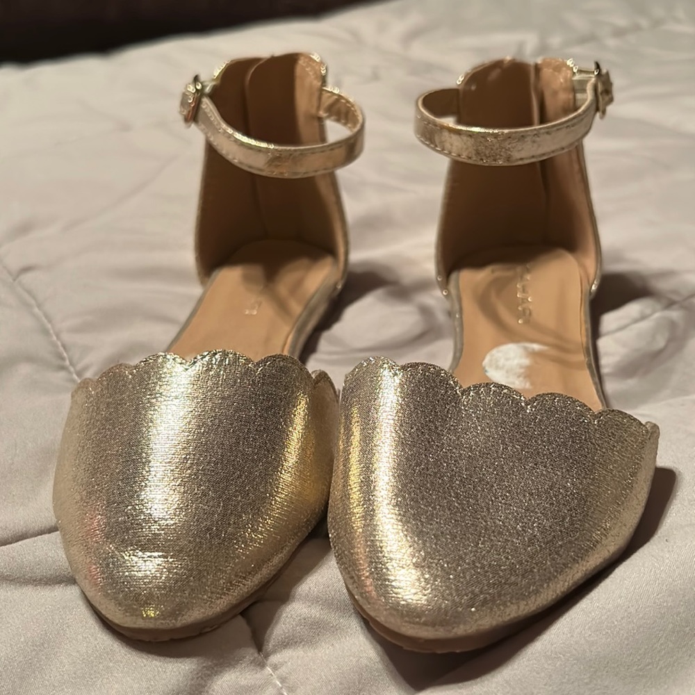 Like new, Tahari scalloped flats